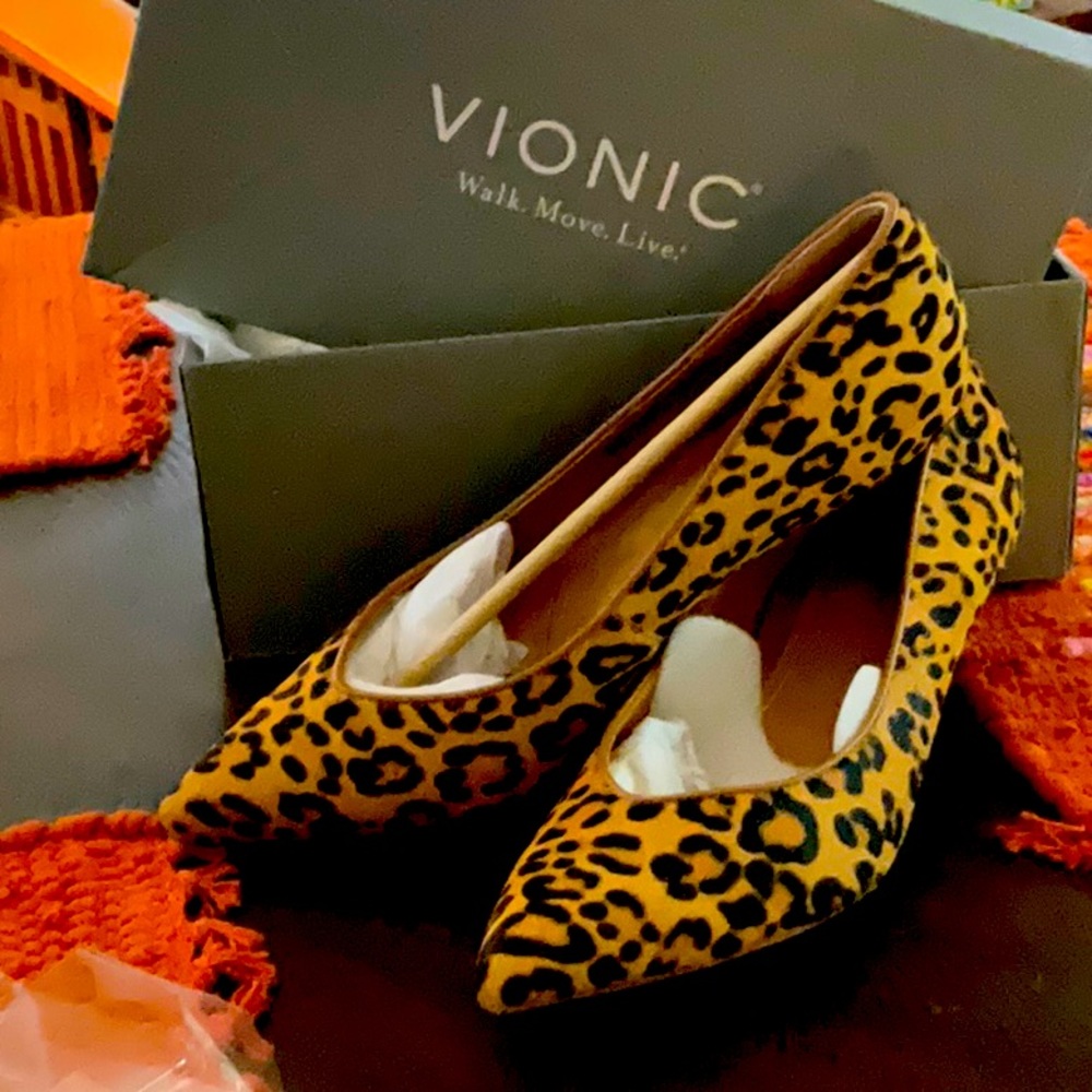 Vionic NIB Josie Kitten Heels. Size 8.5; great arch support.